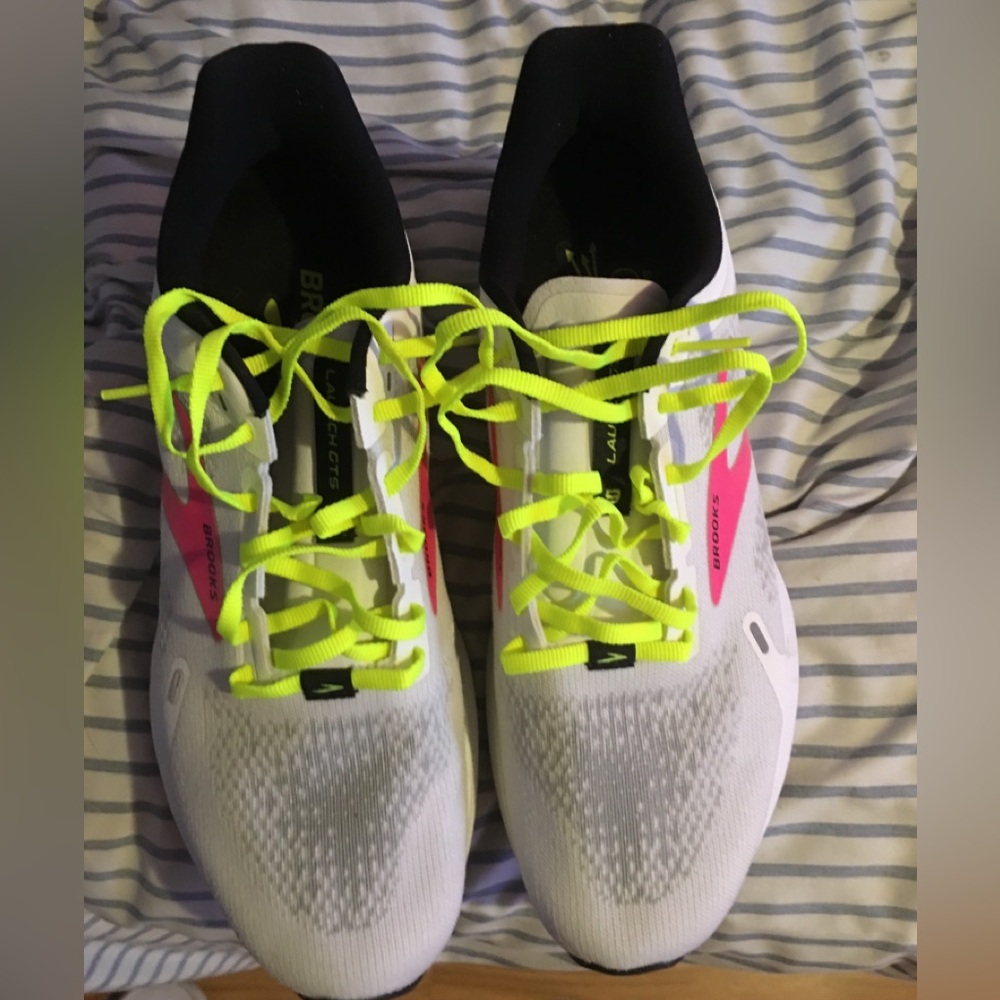 Brooks Mens White Running Shoes with Neon Yellow Laces and Pink Accents Size-9.5